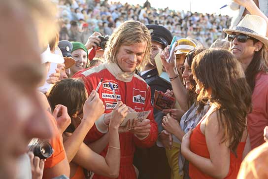 Chris Hemsworth (Mitte) in "Rush - Alles für den Sieg" (2012/13) Rush; Quelle: Universum, DIF, © Universal Pictures, Foto: Jaap Buitendijk