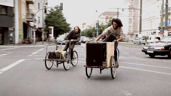 Elias Gottstein, Carl Luis Zielke (v.l.n.r.) in "Unplugged: Leben Guaia Guaia" (2011/12) Unplugged: Leben Guaia Guaia