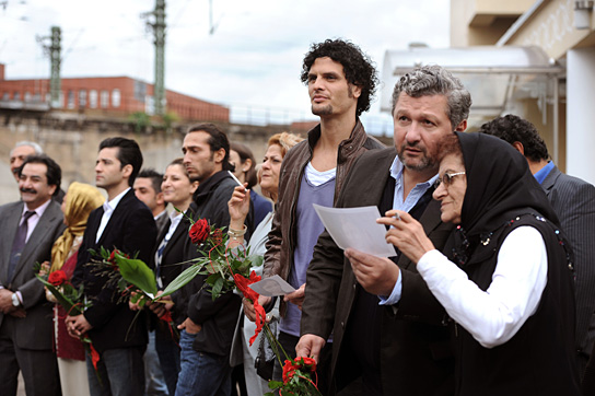 Semih Yavsaner (3.v.r.), Aykut Kayacik (2.v.r.) in "300 Worte Deutsch" (2012-15) 300 Worte Deutsch, © DCM, Foto: Bernd Spauke