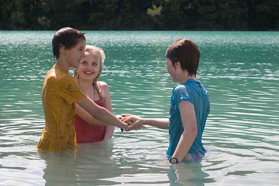 Samuel Jakob, Klara Merkel, Georg A. Sulzer (v.l.n.r.) in "V8 - Du willst der Beste sein" (2012/13) V8 - Du willst der Beste sein; © 2012 Universal, RatPack, Millbrook, B.A., ETF