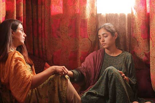 Hassina Burgan, Golshifteh Farahani (v.l.n.r.) in "Stein der Geduld" (2011/12) Stein der Geduld; Quelle: Rapid Eye Movies, DIF