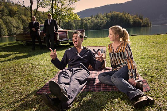 Gregor Bloéb (vorne), Diana Amft in "Im weißen Rössl - Wehe du singst" (2012/13) Im weißen Rössl, © Wieduwilt Film & TV, Ziegler Film, Graf Film, Foto: Toni Muh