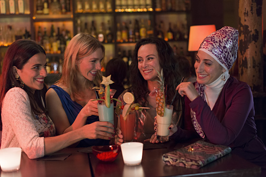 Sesede Terziyan, Julia Dietze, Idil Üner, Demet Gül (v.l.n.r.) in "Einmal Hans mit scharfer Soße" (2012/13) Einmal Hans mit scharfer Soße, Quelle: NFP, DIF, © Wüste Medien