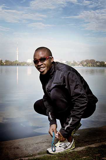 Henry Wanyoike in "Gold - Du kannst mehr als Du denkst" (2011-13) Gold - Du kannst mehr als Du denkst