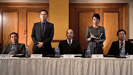 Yu Fang, Kevin Chen, Guohua Shi, JinJin Harder, Zengquan Guo (v.l.n.r.) in "Global Player - Wo wir sind isch vorne" (2012/13) Global Player; © sabotage films, Stoehrfilm, Pola Sieverding (VG Bild Kunst)