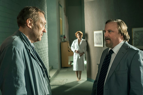 Josef Hader, Kristina Klebe, Axel Prahl (v.l.n.r.) in "Kafkas Der Bau" (2013/14) Kafkas Der Bau, Neue Visionen, DIF, © Neue Visionen Filmverleih