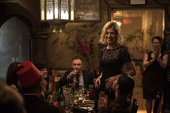 Rosamund Pike (vorne stehend) in "Hectors Reise oder die Suche nach dem Glück" (2013/14) Hectors Reise, Quelle: © 2014 Egoli Tossell Film, Ed Araquel