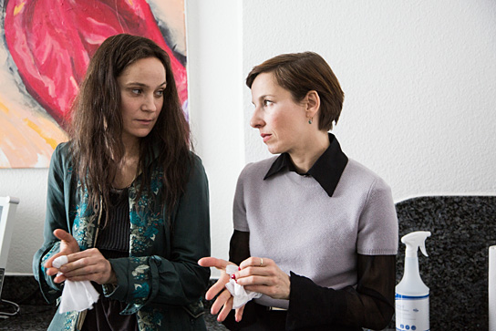 Jeanette Hain, Meret Becker (v.l.n.r.) in "Lügen und andere Wahrheiten" (2013/14) Lügen und andere Wahrheiten, © Wild Bunch Germany
