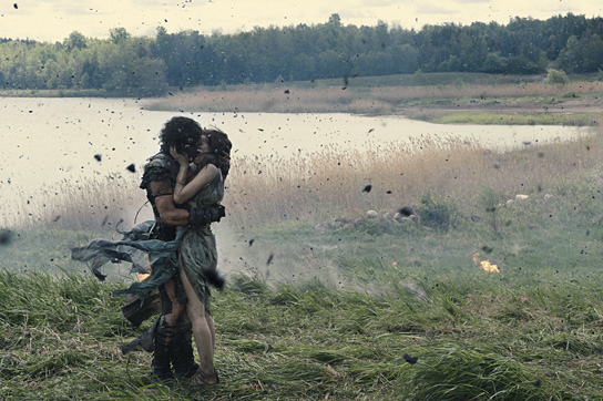 Kit Harington, Emily Browning in "Pompeii 3D" (2013/14) Pompeii 3D, © 2014 Constantin Film Verleih GmbH, Caitlin Cronenberg