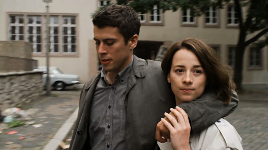 Toby Kebbell, Karine Vanasse in "Buddha's Little Finger" (2012-15) Buddha's Little Finger, Quelle: Farbfilm Verleih, DIF, © Rohfilm GmbH
