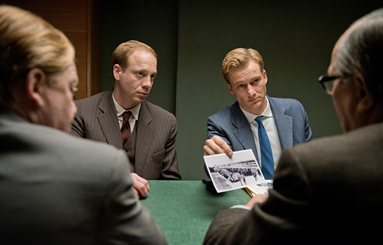 Johann von Bülow, Alexander Fehling (hinten v.l.n.r.) in "Im Labyrinth des Schweigens" (2013/14) Im Labyrinth des Schweigens, © CWP Film, Universal Pictures, Heike Ulrich