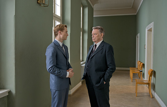 Alexander Fehling, Gert Voss (v.l.n.r.) in "Im Labyrinth des Schweigens" (2013/14) Im Labyrinth des Schweigens, © CWP Film, Universal Pictures, Heike Ulrich