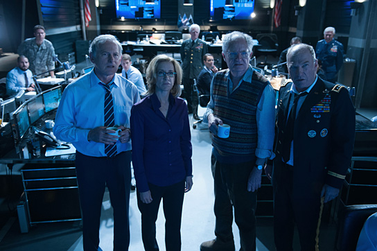 Victor Garber, Felicity Huffman, Jim Broadbent, Ted Levine (vorne v.l.n.r.) in "Big Game" (2013-15) Big Game, © 2015 Ascot Elite Filmverleih GmbH
