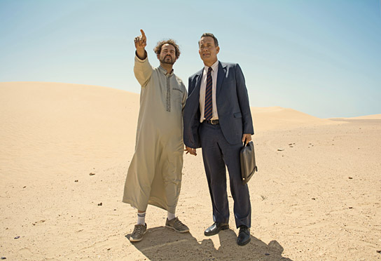Alexander Black, Tom Hanks (v.l.n.r.) in "Ein Hologramm für den König" (2014-16) Ein Hologramm für den König; © X Verleih, Oberon Film, Foto: Helmut Prein