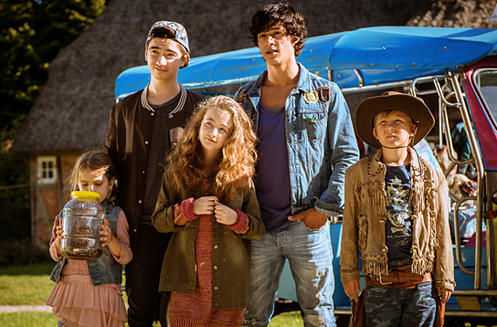 Helena Pieske, Ivo Kortlang, Deborah Mary Schneidermann, Emilio Moutaoukkil, Emil Pai Pötschke (v.l.n.r.) in "Bibi & Tina: Voll verhext!" (2014) Bibi & Tina: Voll verhext!, © DCM, Foto: Andreas Schlieter