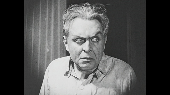 Rudolf Klein-Rogge in "Dr. Mabuse, der Spieler, Teil 1: Der grosse Spieler. Ein Bild der Zeit" (1922, Kamera: Carl Hoffmann) Von Caligari zu Hitler, © Friedrich-Wilhelm-Murnau-Stiftung