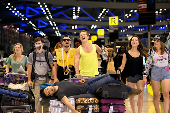 Anna Lena Klenke, Lucas Reiber, Aram Arami, Max von der Groeben, Gizem Emre, Jella Haase (hinten v.l.n.r.), Elyas M'Barek (vorne) in "Fack Ju Göhte 2" (2014/15) Fack Ju Göhte 2, © 2015 Constantin Film Verleih, Christoph Assmann