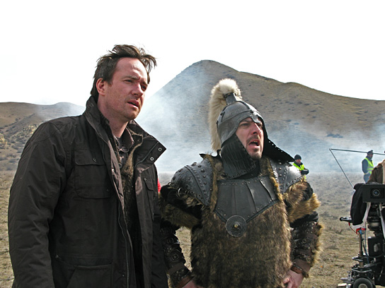 Matthew Macfadyen, Noah Taylor (v.l.n.r) in "Welcome to Karastan" (2013/14) Welcome to Karastan, © Piffl Medien
