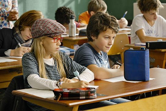 Lina Hüesker, Oskar Keymer (vorne) in "Hilfe, ich hab meine Lehrerin geschrumpft" (2014/15) "Hilfe, ich habe meine Lehrerin geschrumpft", © 2015 Sony Pictures Releasing