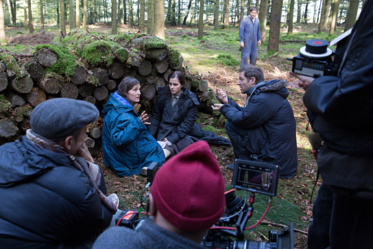 Vicky Krieps, Emma Watson, Florian Gallenberger (Mitte v.l.n.r.), Daniel Brühl (hinten) bei den Dreharbeiten zu "Colonia Dignidad - Es gibt kein Zurück" (2014/15) "Colonia Dignidad - Es gibt kein Zurück", © Majestic, Ricardo Vaz Palma