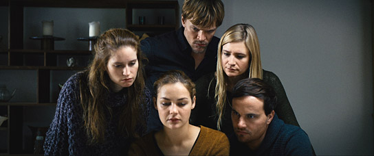 Lea Draeger, Luise Heyer, Sebastian Hülk, Julia Jentsch, Simon Eckert (v.l.n.r.) in "Auf einmal" (2014-16) "Auf einmal", © Emre Erkmen, 2015 EEE Productions