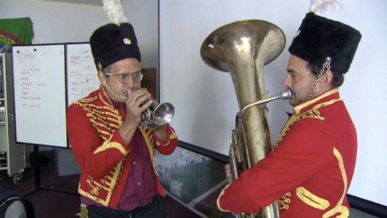 Andy Bichlbaum, Mike Bonanno (v.l.n.r.) in "The Yes Men - Jetzt wird's persönlich" (2014) The Yes Men - Jetzt wird's persönlich, © Human Race