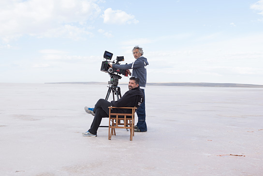 Omer Faruk Sorak, Manu Kadosh (v.l.n.r.) bei den Dreharbeiten zu "8 Sekunden - Ein Augenblick Unendlichkeit" (2014/15) 8 Sekunden - Ein Augenblick Unendlichkeit, © 2015 Warner Bros. Ent.