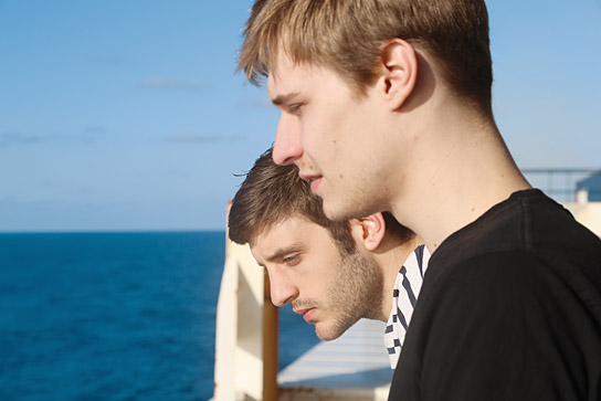 Martin Sznur (vorne), Jules Sagot (hinten) in "Lichtes Meer" (2013-15) "Lichtes Meer", © Salzgeber & Co. Medien GmbH