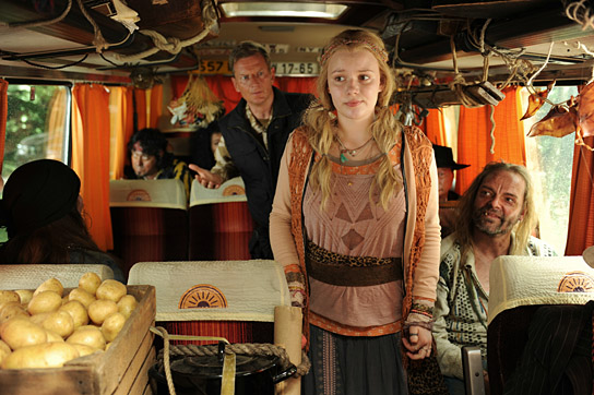 Michael Kessler (stehend), Marta Martin in "Die Vampirschwestern 3 - Reise nach Transsilvanien" (2015/16) "Die Vampirschwestern 3", © Sony Pictures Releasing GmbH, Kerstin Stelter