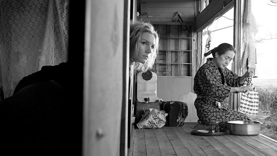 Rosalie Thomass, Kaori Momoi (v.l.n.r.) in "Grüße aus Fukushima" (2015/16) Grüße aus Fukushima, © Hanno Lentz, Majestic