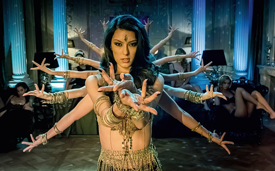 Rebecca Mir (vorne) in "Unsere Zeit ist jetzt" (2015/16) "Unsere Zeit ist jetzt", © 2016 Warner Bros. Ent., Nik Konietzny