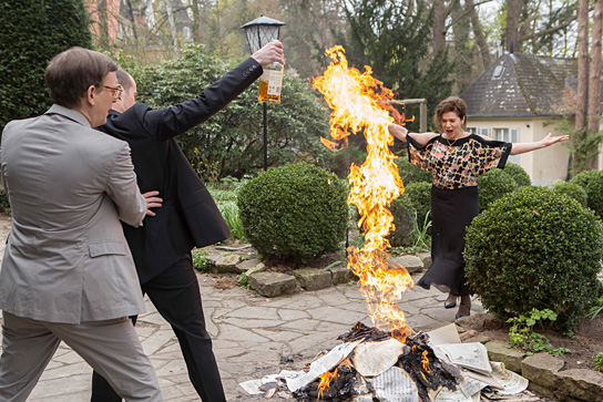 Daniel Krauss, Barnaby Metschurat, Hannelore Elsner (v.l.n.r.) in "Familienfest" (2014/15) Familienfest, © Julia von Vietinghoff