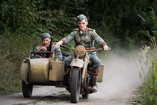 Gerdy Zint, Jonas Nay (v.l.n.r.) in "Unser letzter Sommer" (2013-15) Unser letzter Sommer, © Alexander Janetzko (Agentur StandArt)