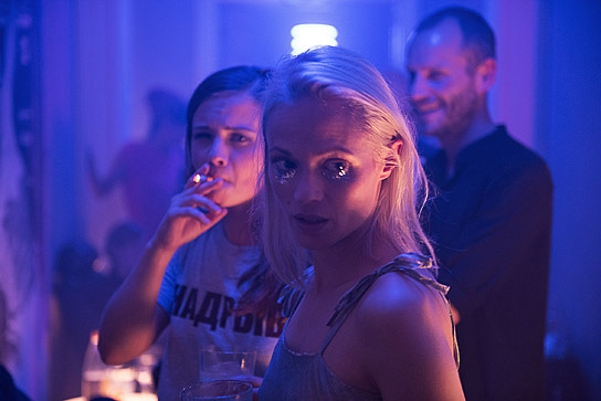 Jasna Fritzi Bauer, Mavie Hörbiger (v.l.n.r.) in "Axolotl Overkill" (2015/16) "Axolotl Overkill", © 2017 Constantin Film Verleih GmbH, Lina Grün