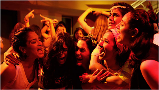 Sandhya Mridul, Anushka Manchanda, Amrit Maghera, Tannishtha Chatterjee, Sarah-Jane Dias, Pavleen Gujral (vorne v.l.n.r.) in "7 Göttinnen" (2015) "7 Göttinnen", Quelle: NFP Marketing & Distribution, DIF, © Jungle Book Entertai