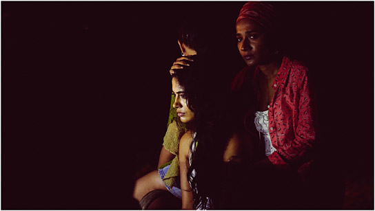 Sarah-Jane Dias (vorne), Tannishtha Chatterjee (rechts) in "7 Göttinnen" (2015) "7 Göttinnen", Quelle: NFP Marketing & Distribution, DIF, © Jungle Book Entertai