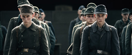 Emil Belton (vorne links), Oskar Belton (vorne rechts) in "Unter dem Sand - Das Versprechen der Freiheit" (2015) "Unter dem Sand - Das Versprechen der Freiheit" © Koch Films GmbH, Foto: Hjelm