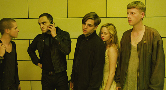 Jordan Dwyer, Franz Rogowski, Jonas Dassler, Maresi Riegner, Emanuel Schiller (v.l.n.r.) in "Uns geht es gut" (2015) "Uns geht es gut", Quelle: X Verleih, DIF, © X Verleih