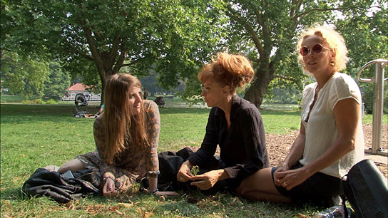 Helene Hegemann, Sibylle Berg, Katja Riemann (v.l.n.r.) in "Wer hat Angst vor Sibylle Berg?" (2015) Wer hat Angst vor Sibylle Berg?; Quelle: Zorro Filmverleih, DIF