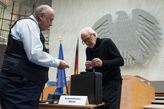Thomas Thieme, Michael Gwisdek (v.l.n.r.) in "Kundschafter des Friedens" (2015/16) "Kundschafter des Friedens", © Stephanie Kulbach, Majestic Filmverleih