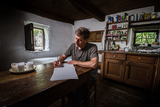 Martin Schläpfer in "Feuer bewahren - nicht Asche anbeten" (2015/16) "Feuer bewahren - nicht Asche anbeten", Quelle: Real Fiction, © Lennart Speer