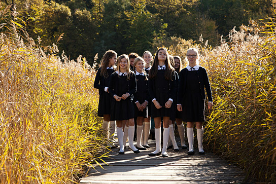 Paula Donath (vorne links), Nina Goceva (vorne 3.v.l.), Mina Rueffer (vorne rechts) in "Burg Schreckenstein" (2015/16) "Burg Schreckenstein", © 2016 Concorde Filmverleih GmbH
