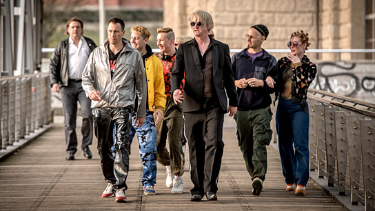 Charly Hübner, Marc Hosemann, Bastian Reiber, Jacob Matschenz, Detlev Buck, Leon Ullrich, Sarah Bauerett (v.l.n.r.) in "Magical Mystery" (2016/17) "Magical Mystery", Quelle: DCM Film Distribution, DIF, © DCM, Gordon Timpen