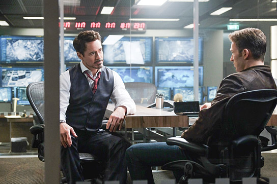 Robert Downey Jr., Chris Evans (v.l.n.r.) in "The First Avenger: Civil War" (2015/16) The First Avenger: Civil War, © Marvel 2016, Foto: Zade Rosenthal