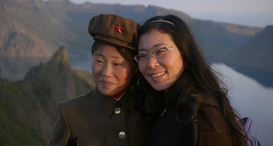 Sung-Hyung Cho (rechts) in "Meine Brüder und Schwestern im Norden" (2015/16) "Meine Brüder und Schwestern im Norden", © Kundschafter Filmproduktion