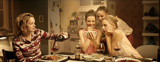 Luise Heyer, Julia Hartmann, Jytte-Merle Böhrnsen, Annika Blendl (v.l.n.r.) in "Einmal bitte alles" (2015-17) "Einmal Bitte Alles", © 2017 filmschaft maas & füllmich GmbH
