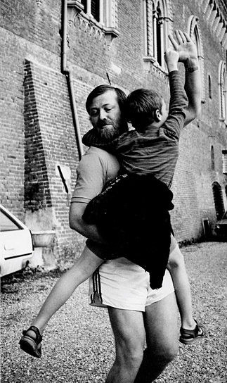 Conny Plank tanzt mit seinem Sohn Stephan ("Conny Plank - The Potential of Noise", 2015-17) "Conny Plank - The Potential of Noise", © Christa Fast