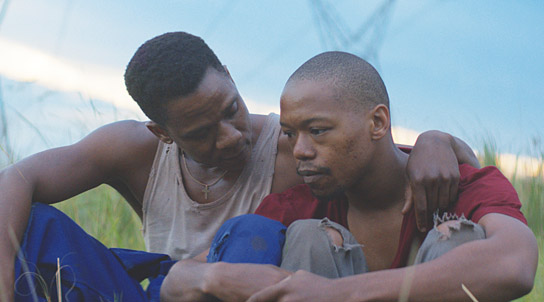 Bongile Mantsai, Nakhane Touré (v.l.n.r.) in "Die Wunde" (2016) "Die Wunde", Quelle: Salzgeber & Co. Medien, DIF, © Salzgeber & Co. Medien