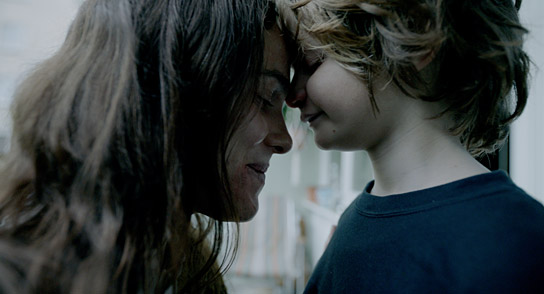 Verena Altenberger, Jeremy Miliker in "Die beste aller Welten" (2016/17) "Die beste aller Welten", Quelle: Filmperlen, DIF, © Filmperlen