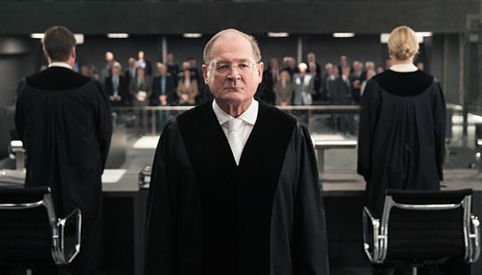 Burghart Klaußner (Mitte) in "Terror - Ihr Urteil" (2016) "Terror - Ihr Urteil", © ARD Degeto, Moovie GmbH, Julia Terjung